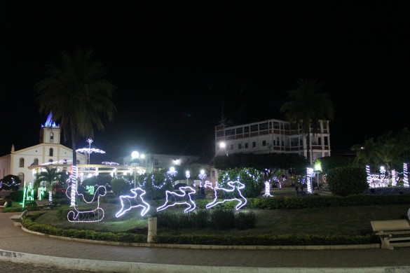 Luzes de natal encantam na praça Dom Hélio Pascoal 