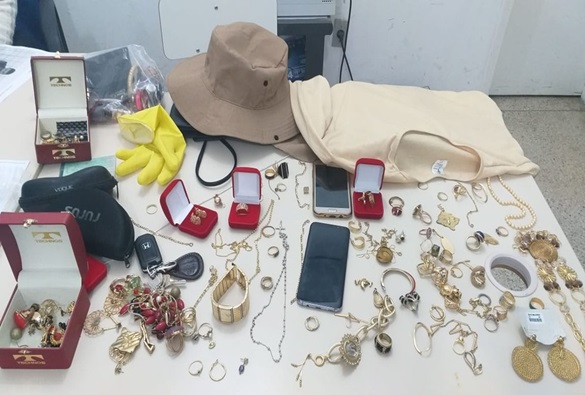 Após se passar por agentes de endemias e roubar R$ 30 mil em jóias, dupla é presa na Bahia 