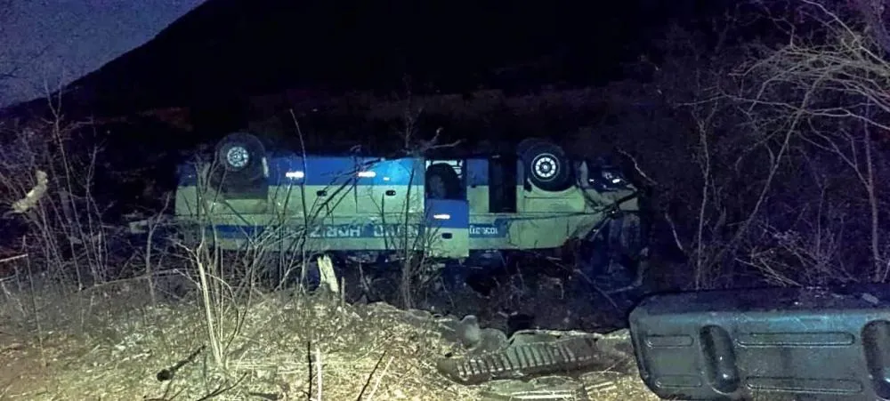 Ônibus da Novo Horizonte capota e deixa dois mortos em Guanambi