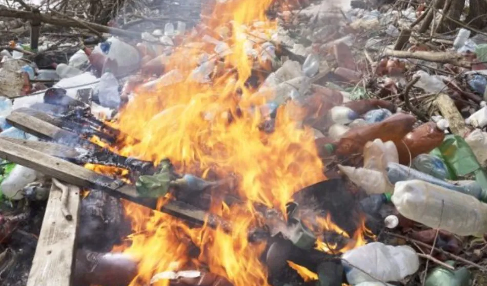 Descarte e queima de lixo nas proximidades do Nado gera fumaça tóxica e revolta moradores