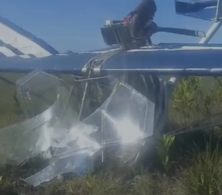 Queda de avião deixa três feridos em mata no extremo sul da Bahia