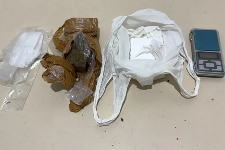 Homem tenta fugir de moto, mas é preso com drogas em Cândido Sales