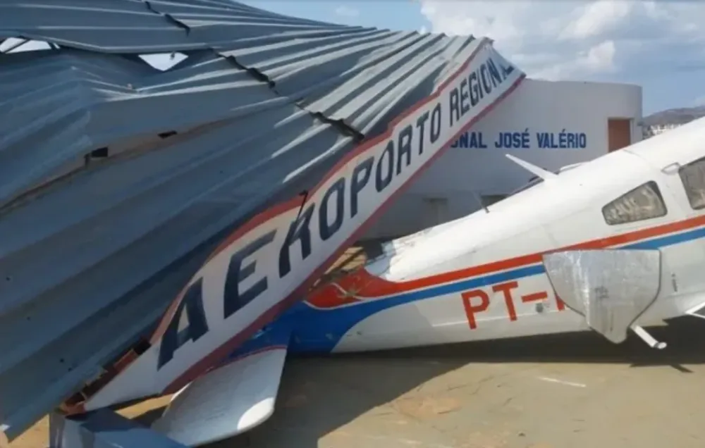 Ventania destrói teto de aeroporto em Paramirim