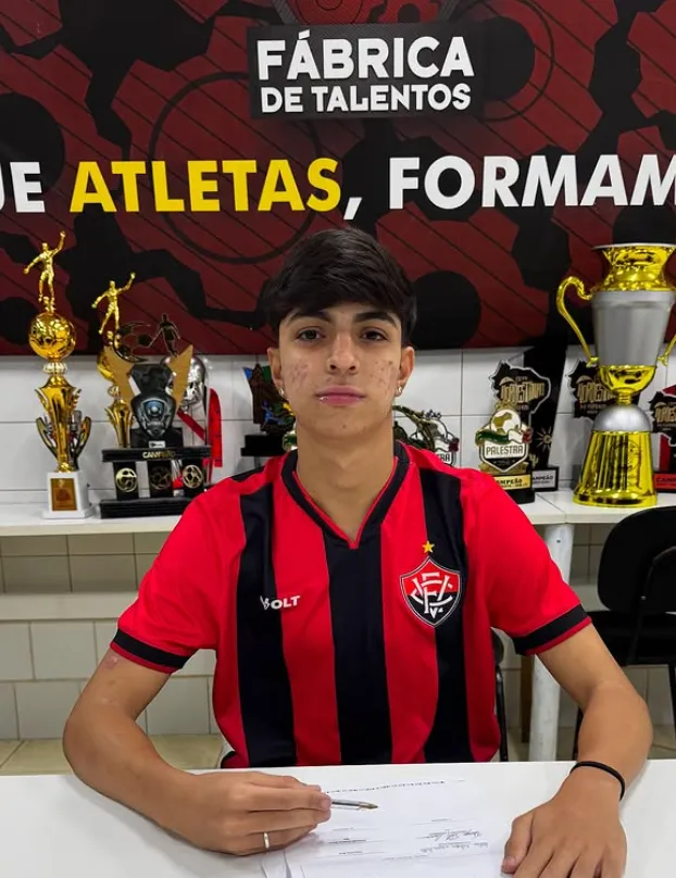 Jovem atleta de Brumado assina contrato e entra na base do Vitória