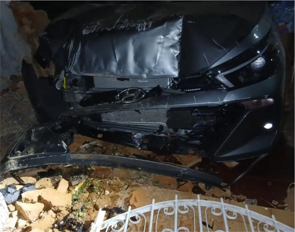 Motorista perde controle e invade garagem de residência em Livramento de Nossa Senhora