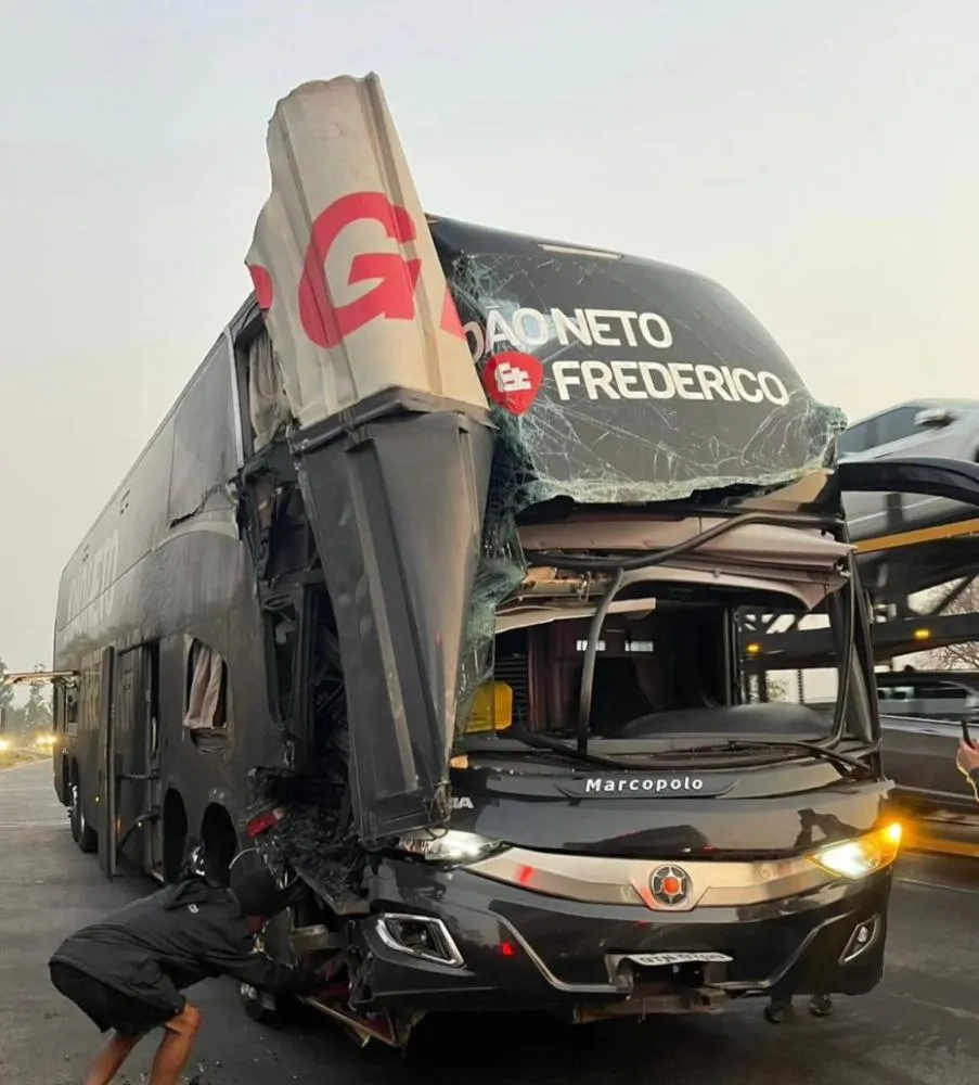 Ônibus da dupla João Neto & Frederico bate em caminhão