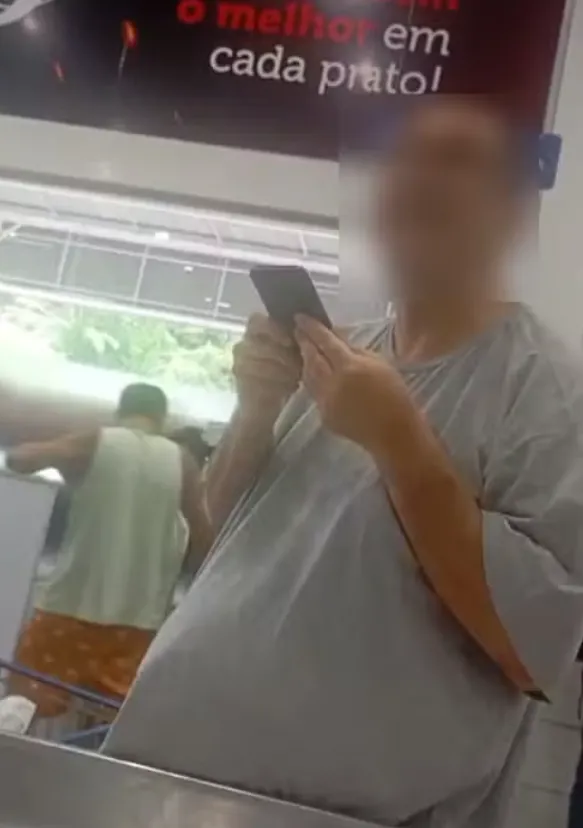 Funcionária sofre racismo ao ser chamada de preta suja e imunda em supermercado