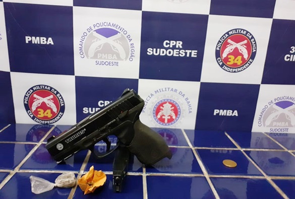 Homem é preso por ameaçar populares com simulacro de arma de fogo 