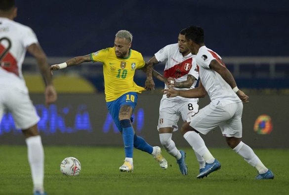 Brasil e Peru se enfrentam hoje na Arena Pernambuco, pela décima rodada das Eliminatórias