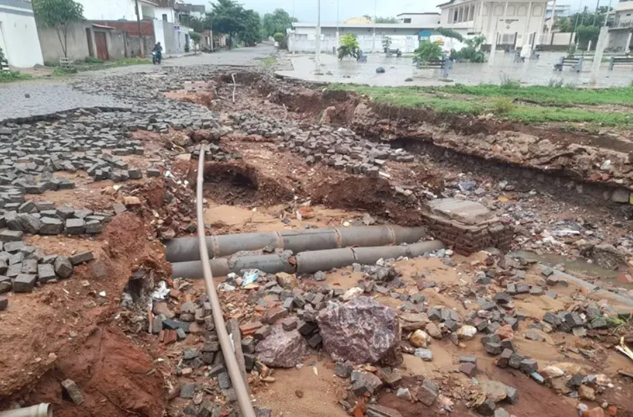 Chuvas intensas causam estragos nas ruas de Brumado