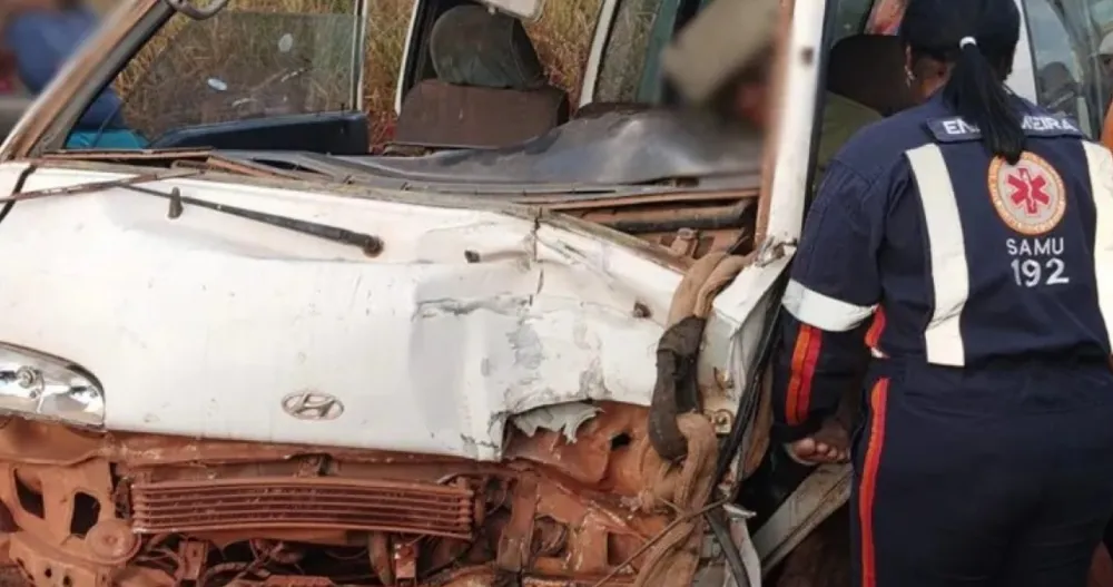 Van escolar perde freios e colide contra residência em Ibicoara