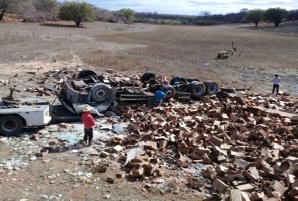 Caminhoneiro livramentense e ajudante ficam feridos após sofrerem acidente próximo ao Distrito de Ibitira