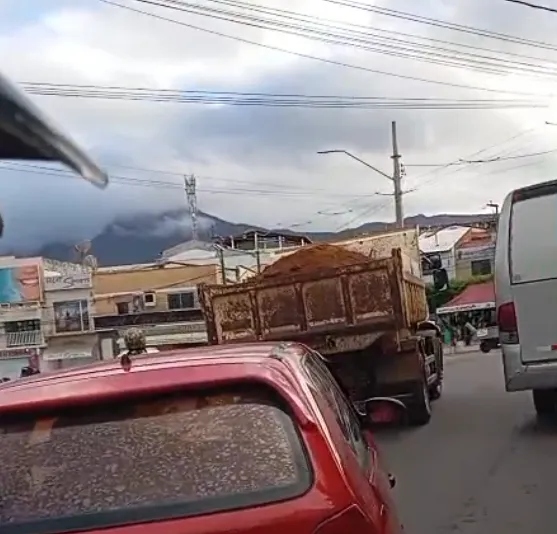 Caçambas da Prefeitura de Livramento são flagradas descumprindo Lei Municipal