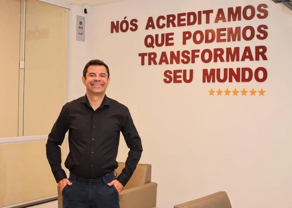 Dr. Nelson Neto destaca os serviços da Emana Odontologia durante entrevista no Show da Manhã da Rádio 88 FM