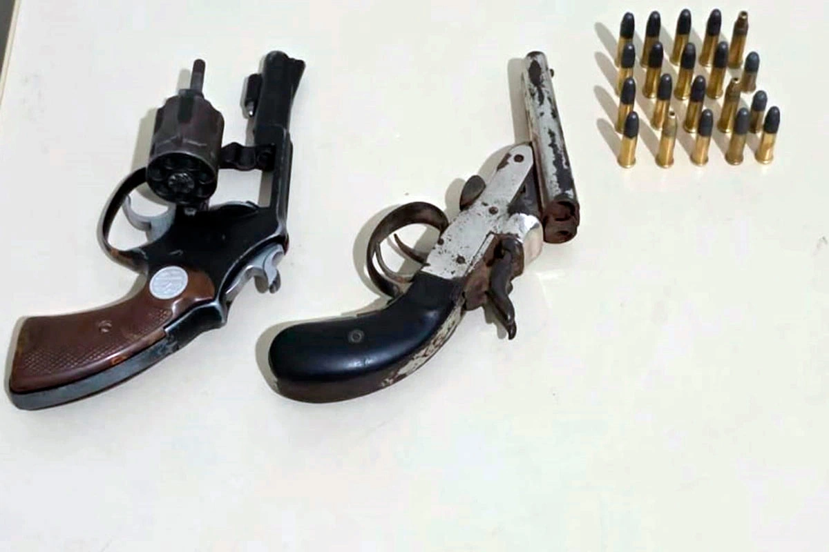 Duas armas de fogo são apreendidas pela PM em Paramirim; suspeitos fogem sem ser capturados