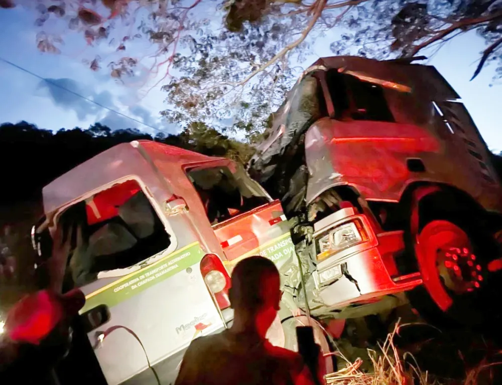 Batida entre van e carreta deixa 11 familiares mortos