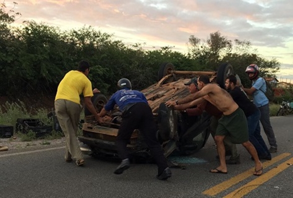 Capotamento na BA-148 deixa motorista levemente ferido