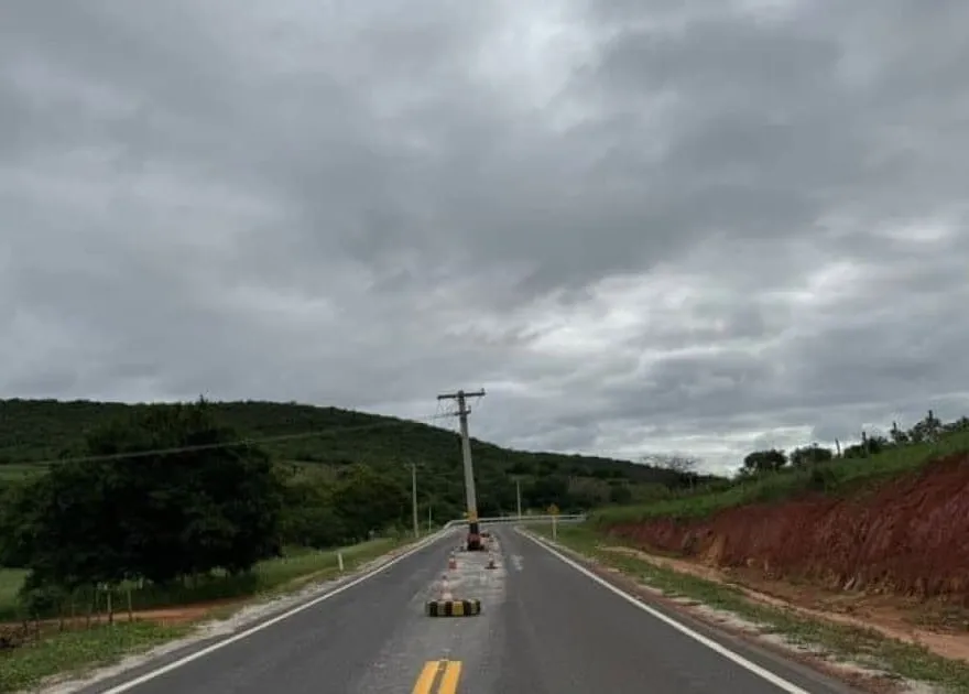 Poste é deixado no meio da pista e surpreende motoristas no interior da Bahia