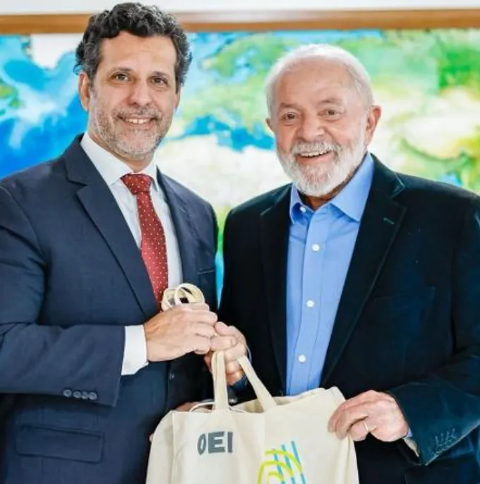 Lula anuncia Leonardo Barchini como novo ministro da Educação