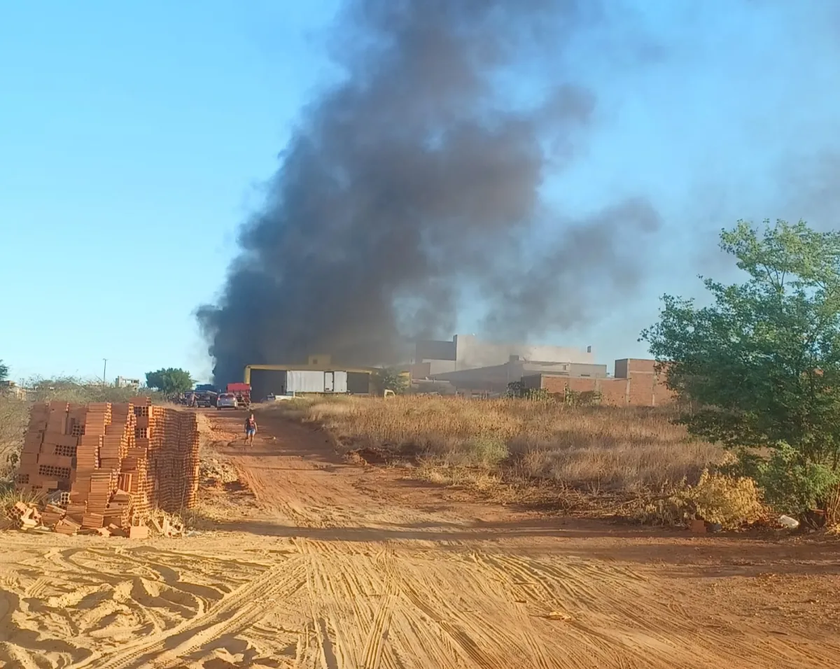 Incêndio é registrado aos fundos de posto de combustíveis no bairro Taquari, em Livramento