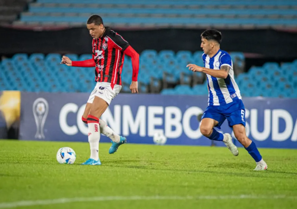 Vitória vence no Uruguai e entra na zona de classificação na Sul-Americana