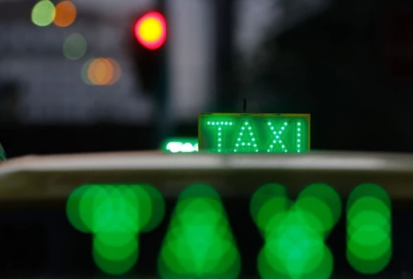 Auxílio Taxista começa a ser pago com parcela dobrada; veja valores