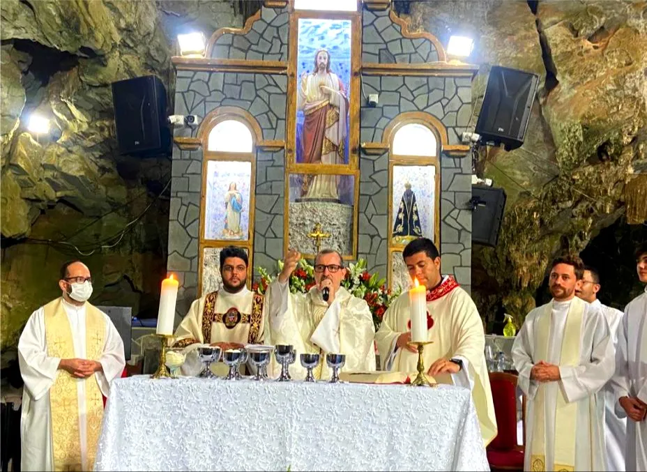 Gruta da Mangabeira: Bispo conduz momento de silêncio e oração pelas quatro crianças vítimas de tragédia em Paramirim