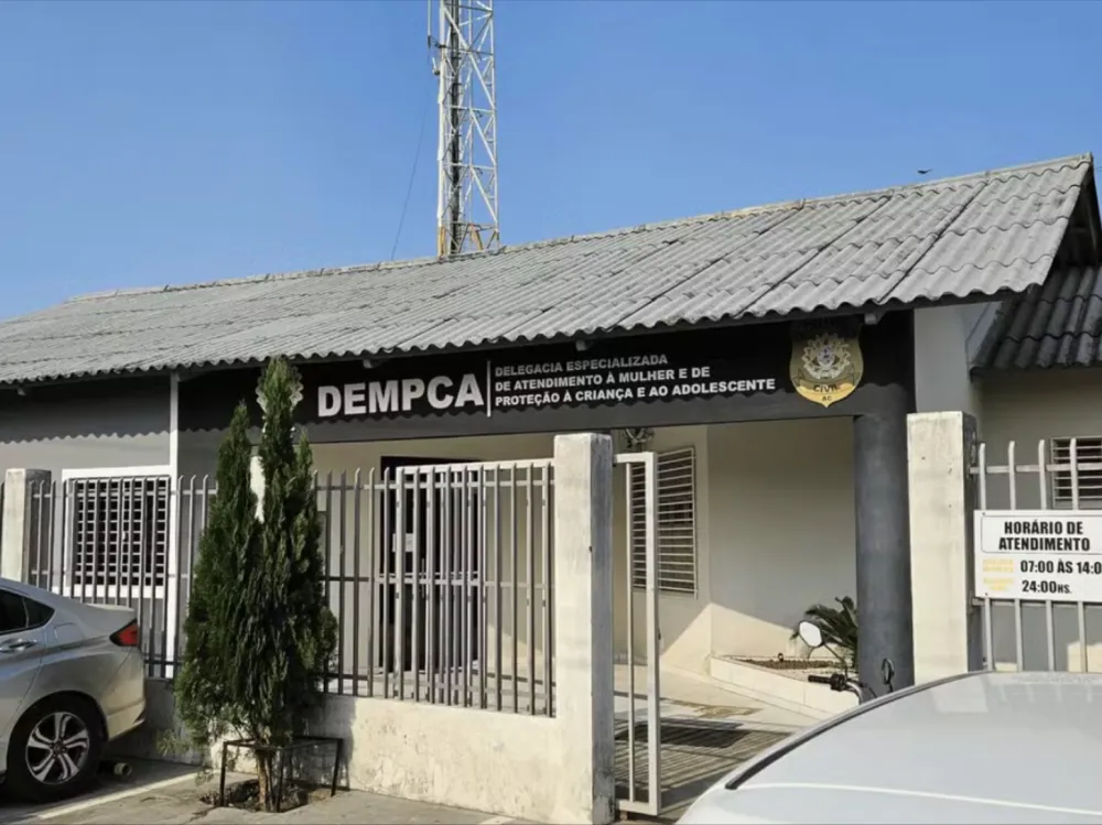 Mãe entrega o próprio filho à polícia após o mesmo arrancar cabeça de cachorro