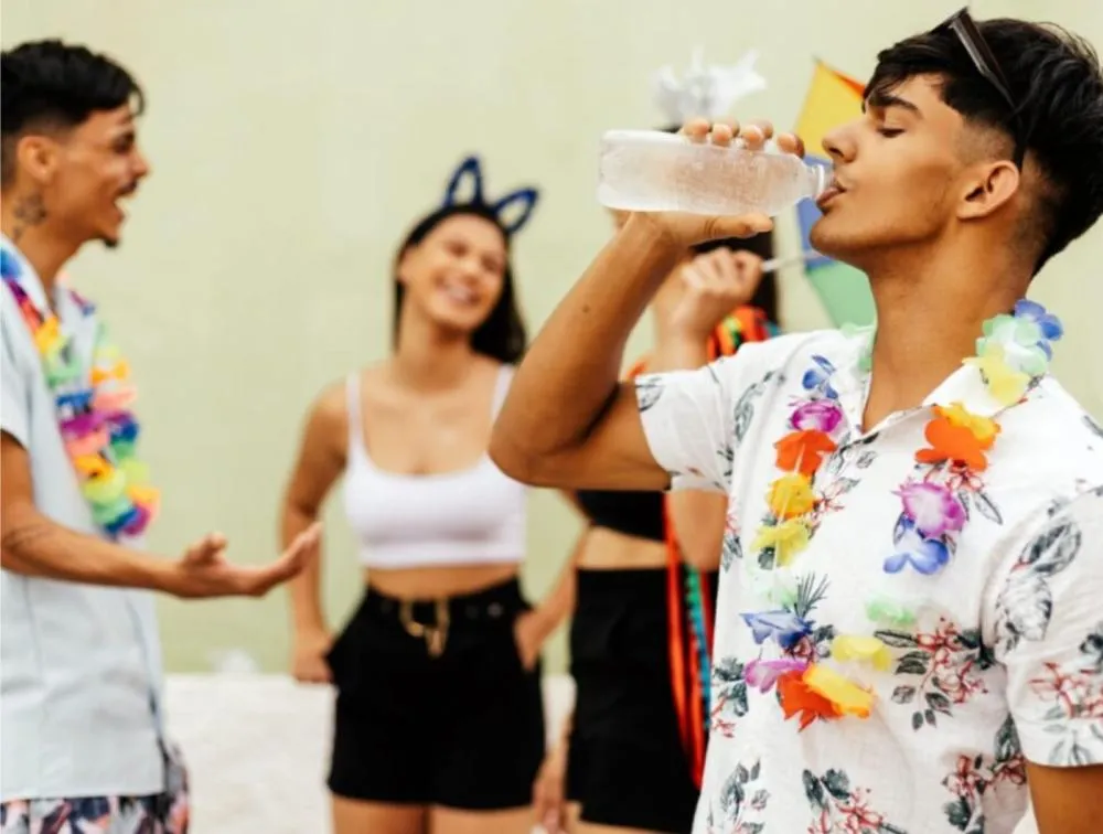 Carnaval exige atenção com hidratação e risco de insolação neste verão