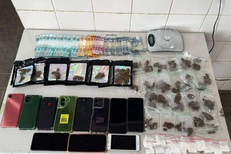 Mulher tenta esconder cocaína em sutiã, mas polícia prende a suspeita em Matina