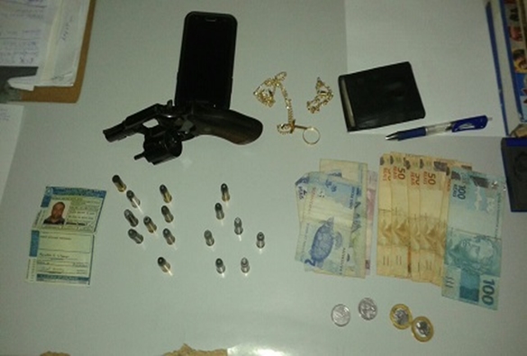 Caturama: Polícia Militar prende homem armado após fazer disparo em campo futebol