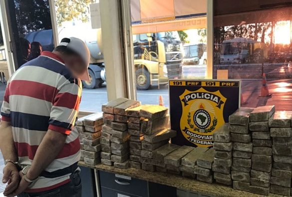 Homem é flagrado com 100 kg de maconha dentro de carro roubado em Vitoria da Conquista