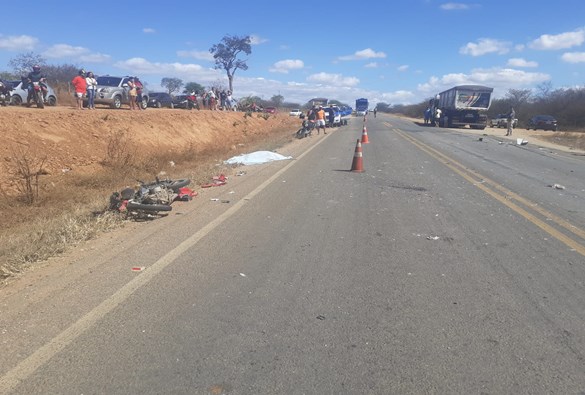 Motociclista morre após colidir com carreta na BA-142