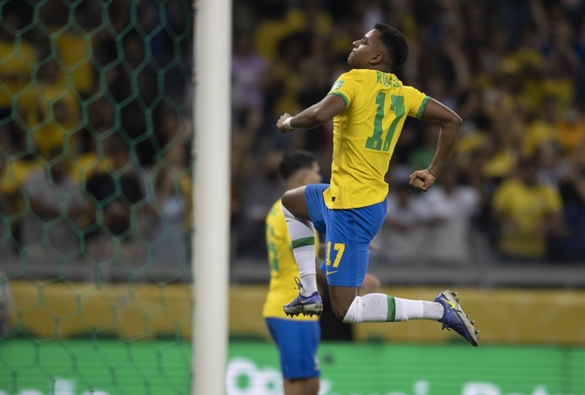 Seleção faz 4 a 0 sobre os paraguaios e segue dominante nas Eliminatórias da Copa