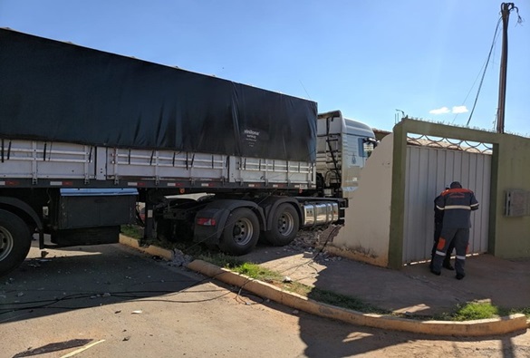 Aconteceu na Bahia: Carreta sem motorista desce em rua e destrói casa 