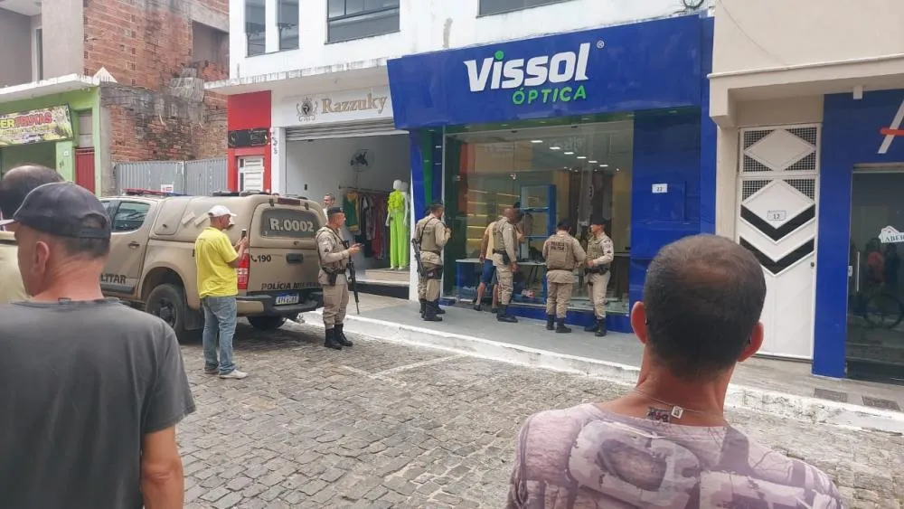 Empresário tem surto psicótico e destrói ótica no centro de Brumado