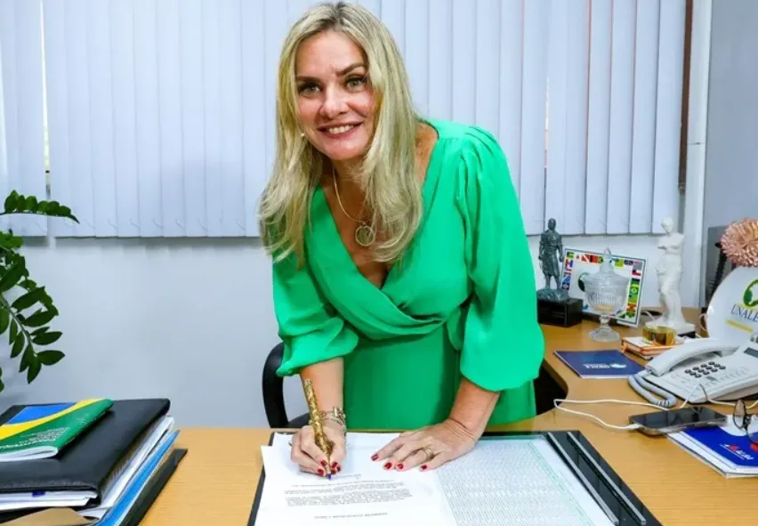 Ivana Bastos assume presidência da ALBA e se torna a primeira mulher a ocupar o cargo