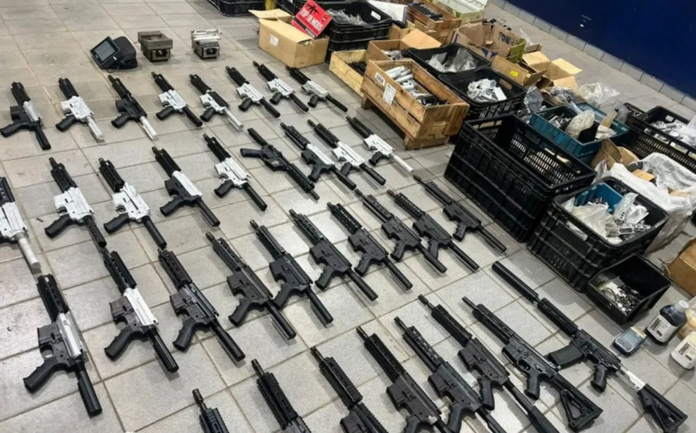 Polícia Federal desarticula fábrica clandestina de fuzis em São Paulo