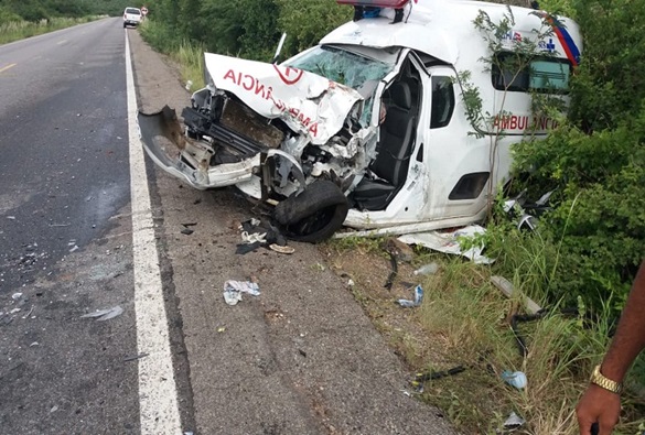 Ambulância da cidade de Lagoa Real sofre acidente próximo ao distrito de Ibitira; motorista e mais dois ocupantes ficaram feridos