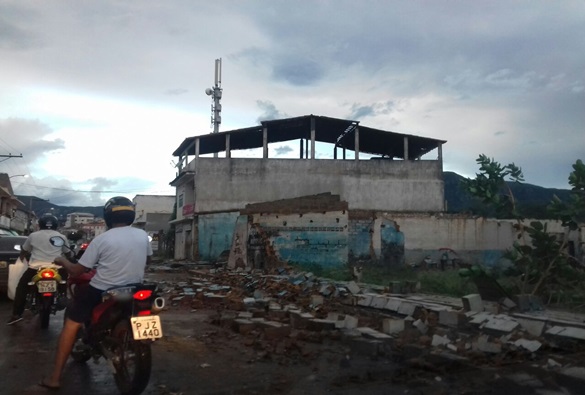 Forte vendaval acompanhado de leve chuva deixa rastro de destriuição em Livramento