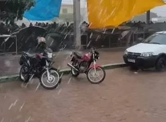 Após meses de seca e calor extremo, forte chuva surpreende e traz alívio a Rio do Pires; fenômeno El Niño influencia padrões climáticos