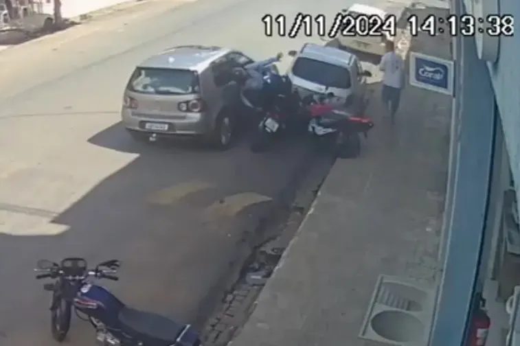 Mulher é violentamente atropelada por carro em Livramento