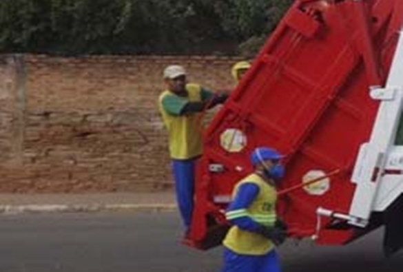 Materiais cortantes no lixo doméstico trazem risco de lesão a coletores