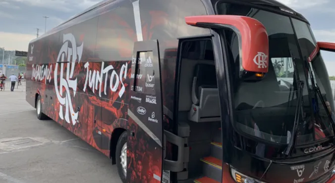 Ônibus do Flamengo sofre apedrejamento em La Paz