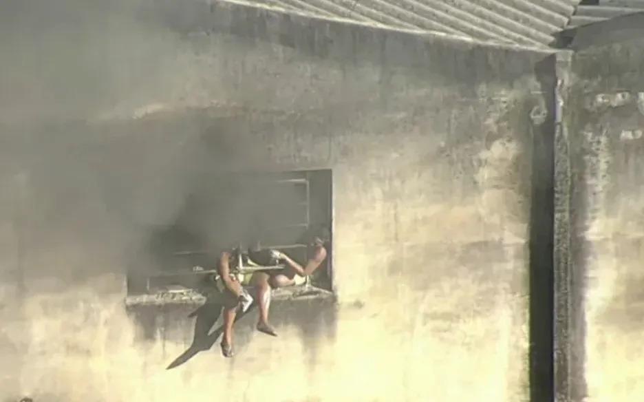 Incêndio de grandes proporções destrói fábrica de fantasias e deixa feridos no Rio