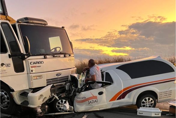 Acidente entre caminhão e carro funerário deixa pessoas gravemente feridas