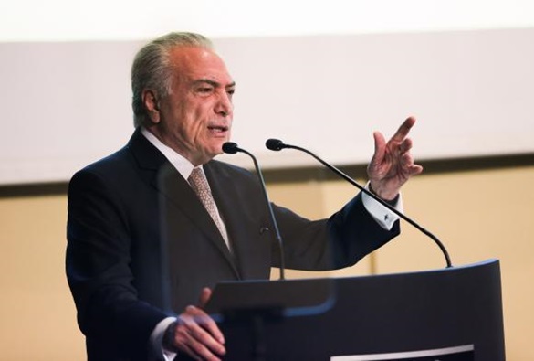 Temer sanciona fundo eleitoral mas veta censura na internet e limite de doação