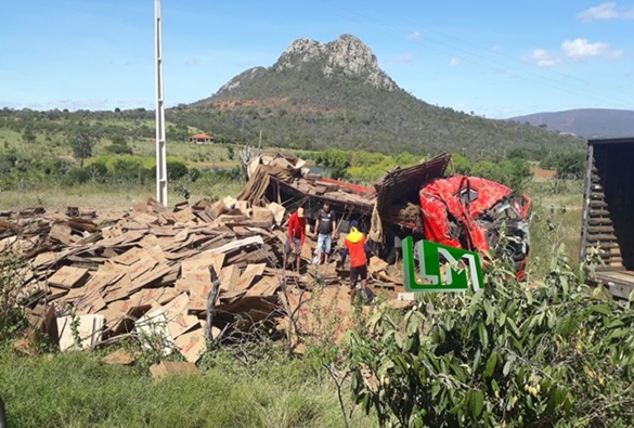Caminhão com carga de embalagens de papelão capota na ‘Curva da Horta’ da BA-152