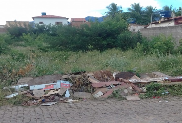 Morador do bairro Estocada reclama do acúmulo de entulho em seu bairro