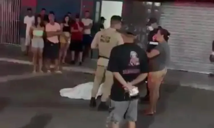 Homem é morto a tiros em praça pública no município de Tanhaçu